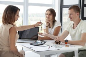 Read more about the article Why New Immigrants Should Work With a Mortgage Agent in Toronto?